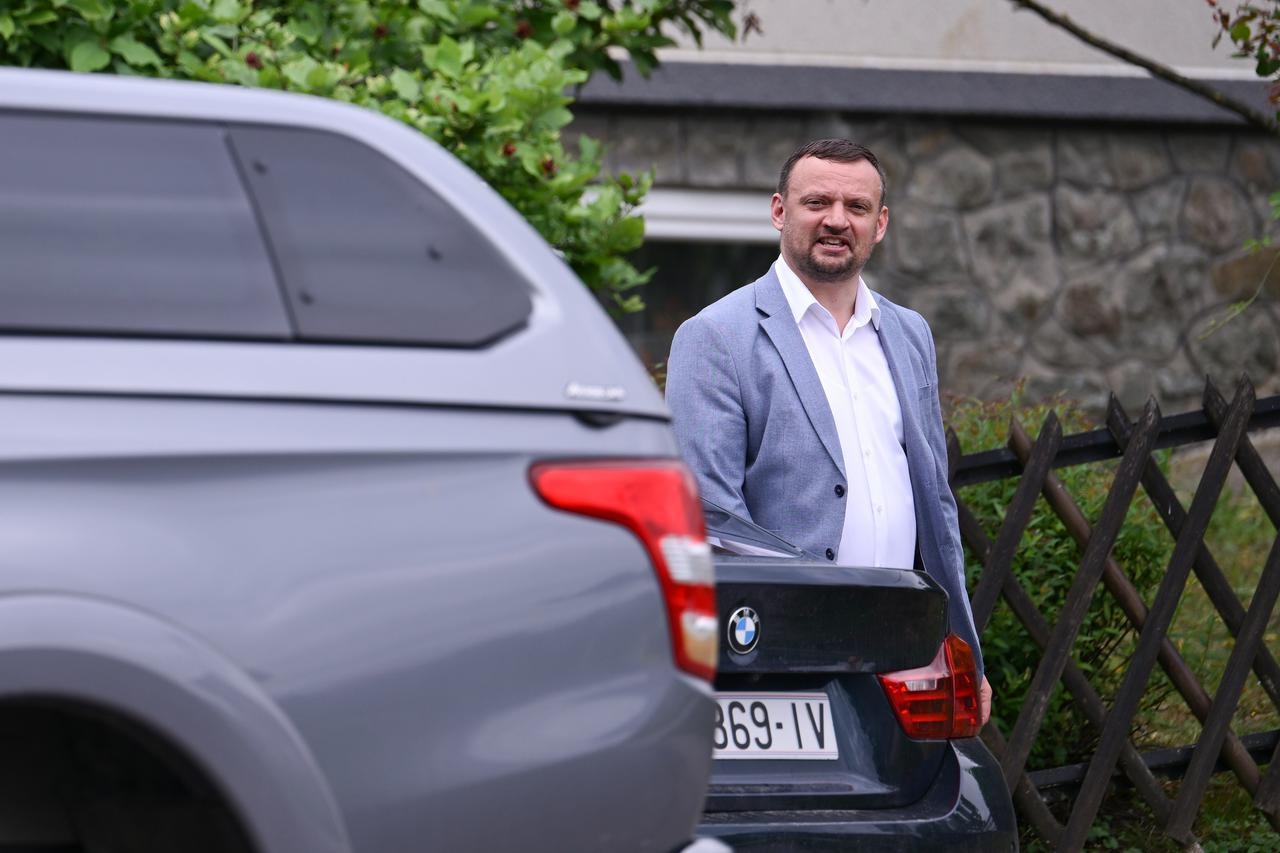 Šimunić u suzama nakon upada USKOK-a: 'Mama mi je bolesna, treba dobiti nalaze iz bolnice, uzmu joj mobitel'