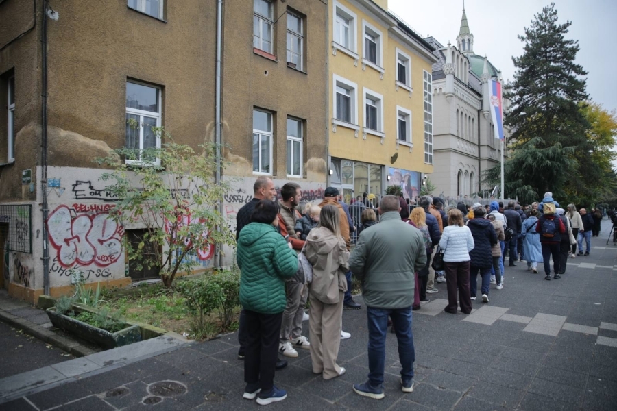 VELIKE GUŽVE ISPRED AMBASADE SRBIJE U SARAJEVU: Građani čekaju u redovima kako bi glasali na vanrednim izborima (FOTO)