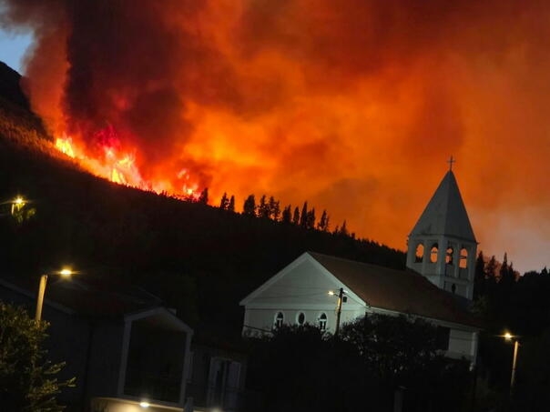 Veliki požar kod Metkovića, vatrogasci brane kuće