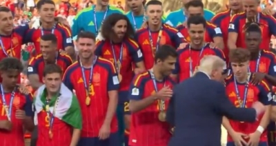 Neobično ponašanje Donalda Trumpa pokvarilo slavlje Španjolaca: Infantino ga bezuspješno pokušavao udaljiti s bine
