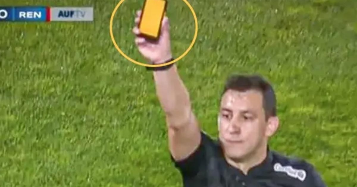 Ispisana istorija fudbala: Sudija prvi put pokazao digitalni žuti i crveni karton