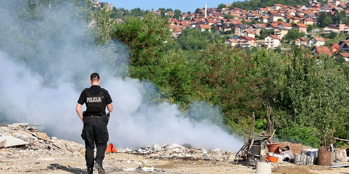 Sarajevo: U Buća Potoku čitavu noć gorjela ilegalna deponija, dim se širio i smetao brojnim stanovnicima