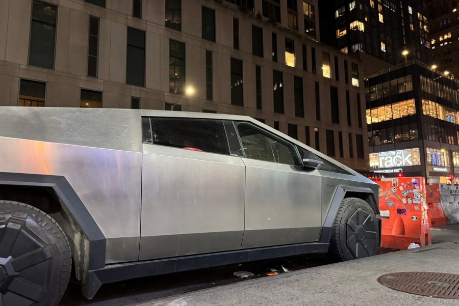 AUTO U KOJEM NE MOŽETE NIŠTA URADITI: Tesla otvorila vožnje Cybercabom bez volana i pedala (VIDEO)