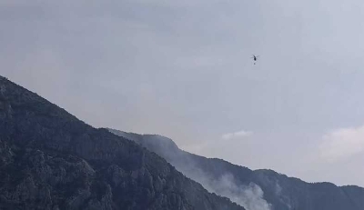 Svetinja nije ugrožena: Helikopter Vojske Crne Gore gasi požar u blizini Ostroga (Video)