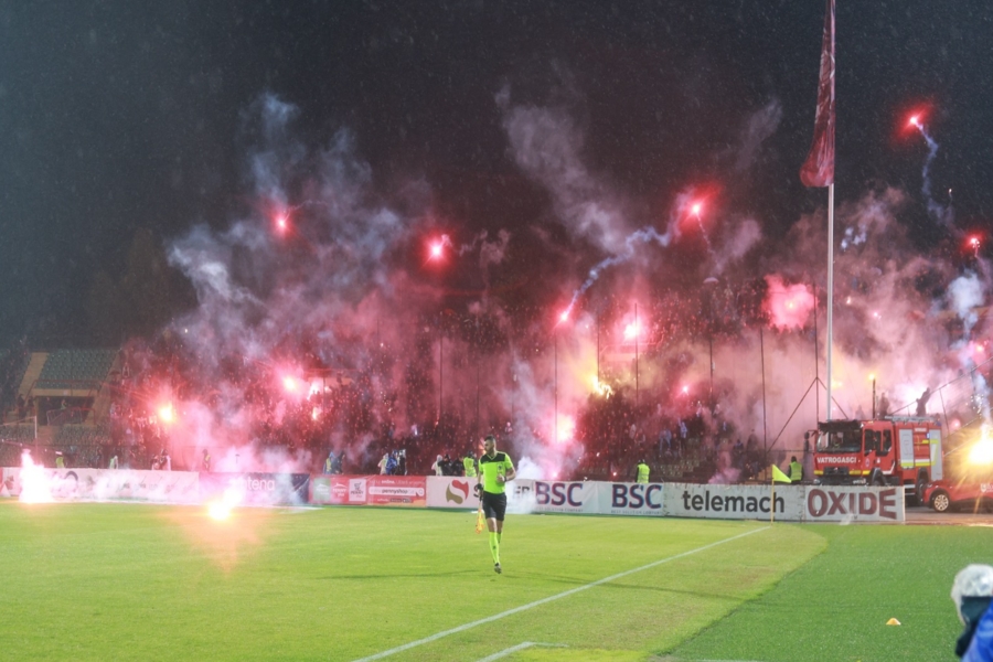 VATRENI UVOD U DERBI: Početak utakmice na Koševu kasnio zbog velike bakljade na južnoj tribini