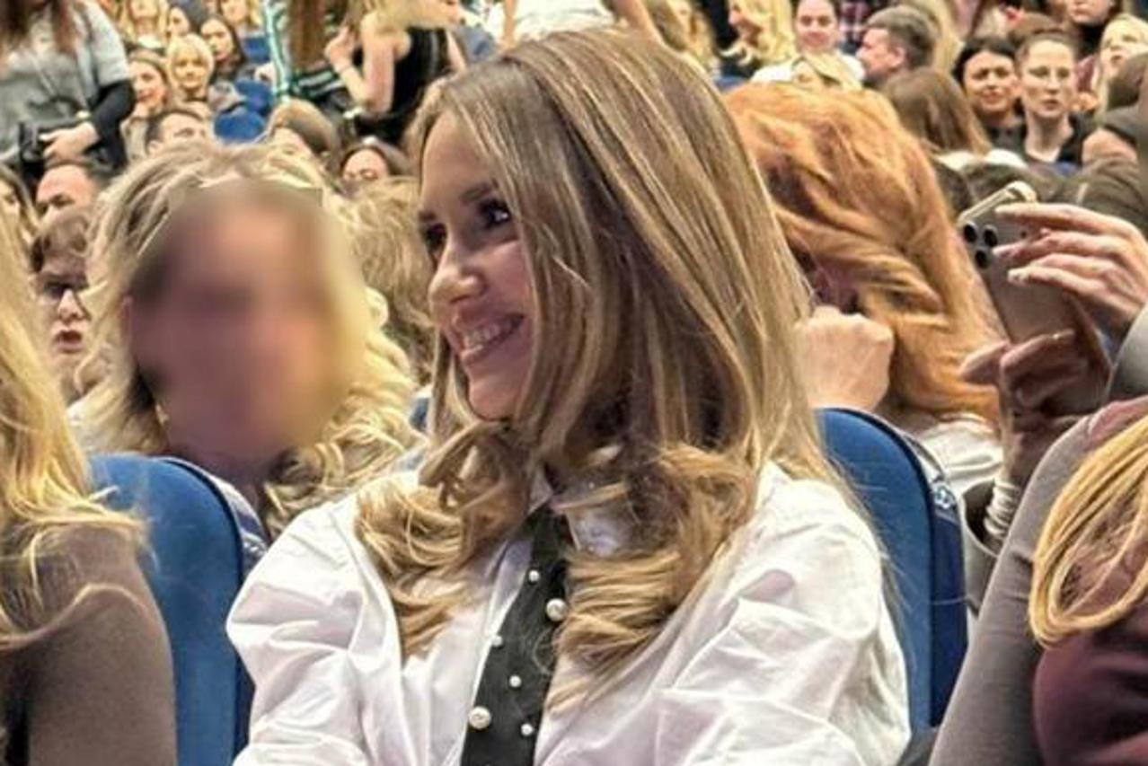 Djevojka popularnog Mostarca oduzima dah. Na koncertu nije skidala osmijeh s lica