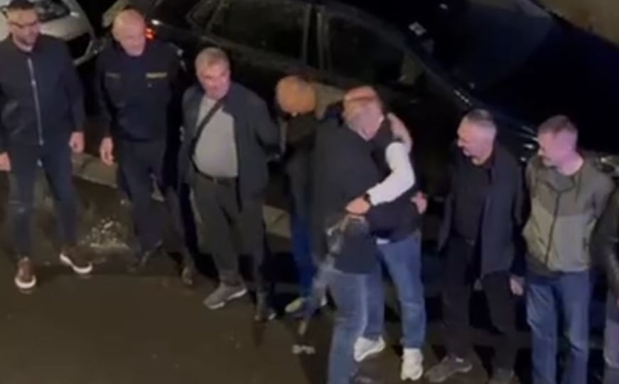 Trenuci koje neće zaboraviti: Sarajevski vatrogasci na emotivan način ispratili kolegu u penziju