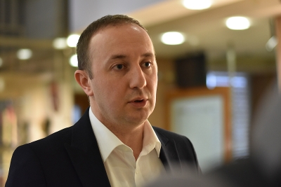 Licemjerni Minić, sluga režima lažno brine za mlade!