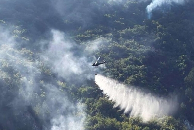Dramatično kod Konjica: Vatra na 30 metara od kuća, u akciji tri helikoptera (VIDEO)