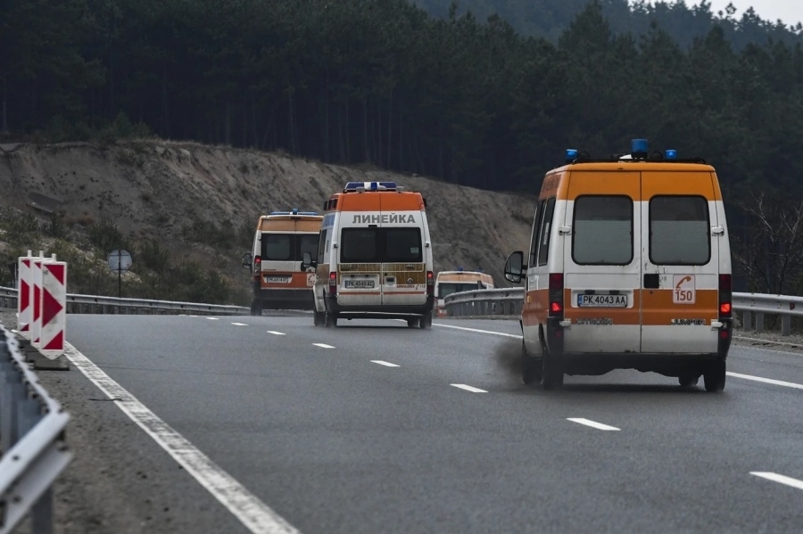 VRAĆALI SE SA LJETOVANJA U GRČKOJ, PA DOŽIVJELI STRAVIČNU SMRT! Jeziva tragedija na povratku sa mora, automobil e sudario sa DVA ŠLEPERA u Bugarskoj!
