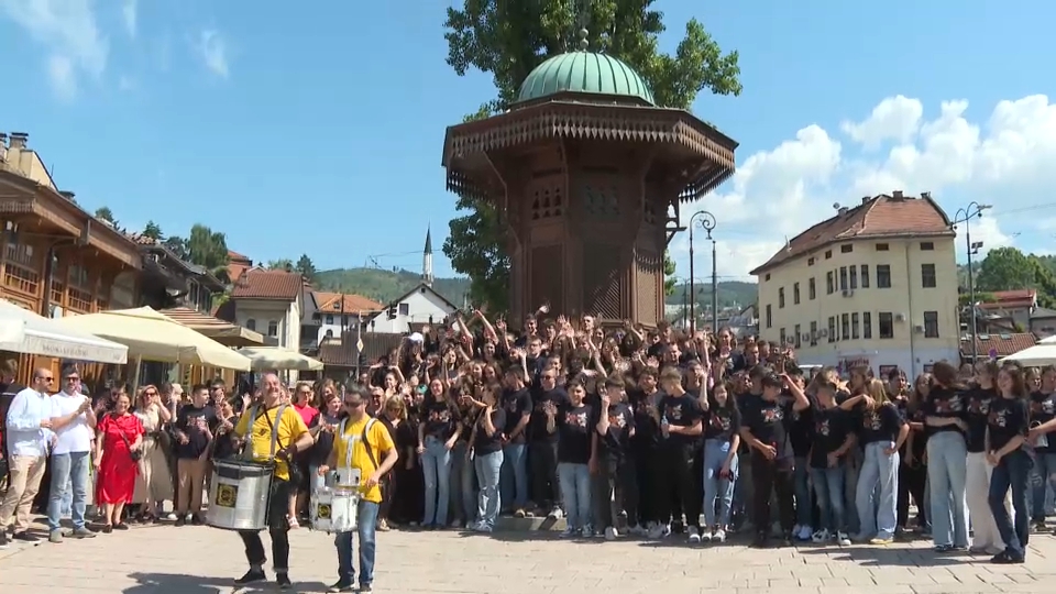 Prijateljstva, prve ljubavi i posljednji školski dan: Maturanti zakoračili u nove životne izazove