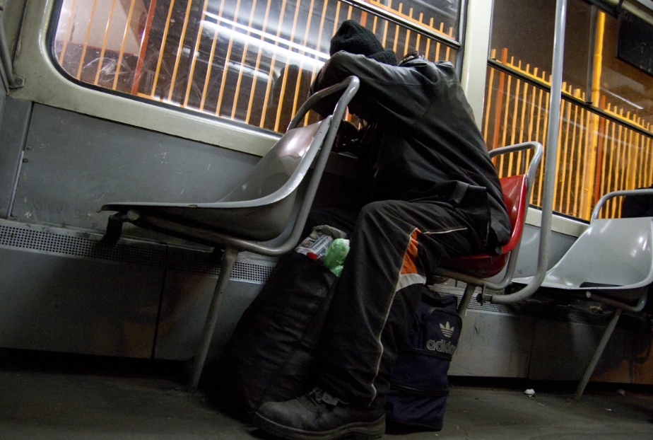 Incident na ulicama Sarajeva: Dala hranu beskućniku, on je UDARIO ŠTAKOM