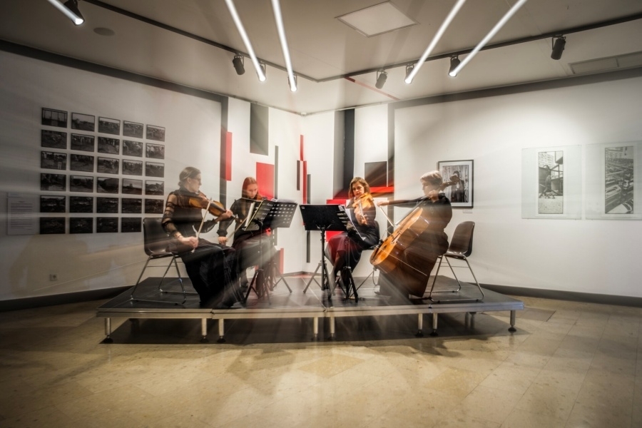 KVARTET SA SINFONIETTA:  Bach i Glass otvaraju četvrtu sezonu projekta 'Muzikom kroz izložbu' u Collegium Artisticumu