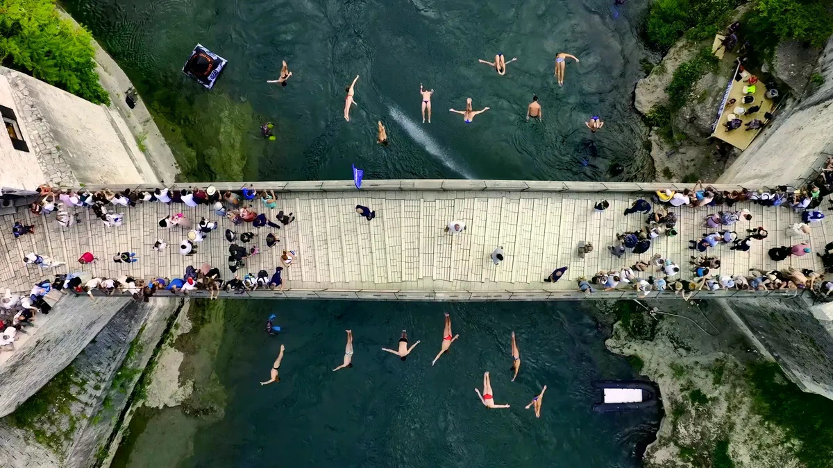 Film "Najdublji skok" večeras otvara 10. Red Bull Cliff Diving pod Starim mostom