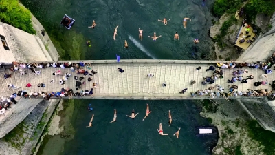 Film "Najdublji skok" večeras otvara 10. Red Bull Cliff Diving pod Starim mostom