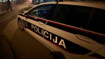 Teška nesreća u Hadžićima: Policajac motociklom udario u grupu pješaka, jedna osoba poginula