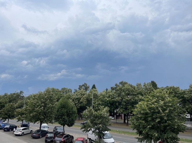 Pretežno oblačno, tokom dana kiša i lokalni pljuskovi