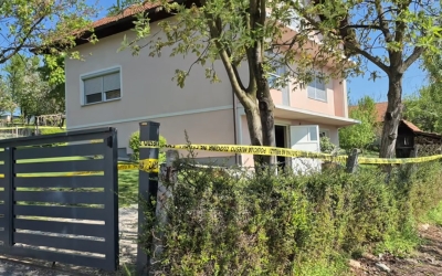 (VIDEO) Ovo je kuća u Srebreniku u kojoj se odigrala JEZIVA TRAGEDIJA: Nožem ubio suprugu Indiru, pa se OBJESIO na drvo u dvorištu