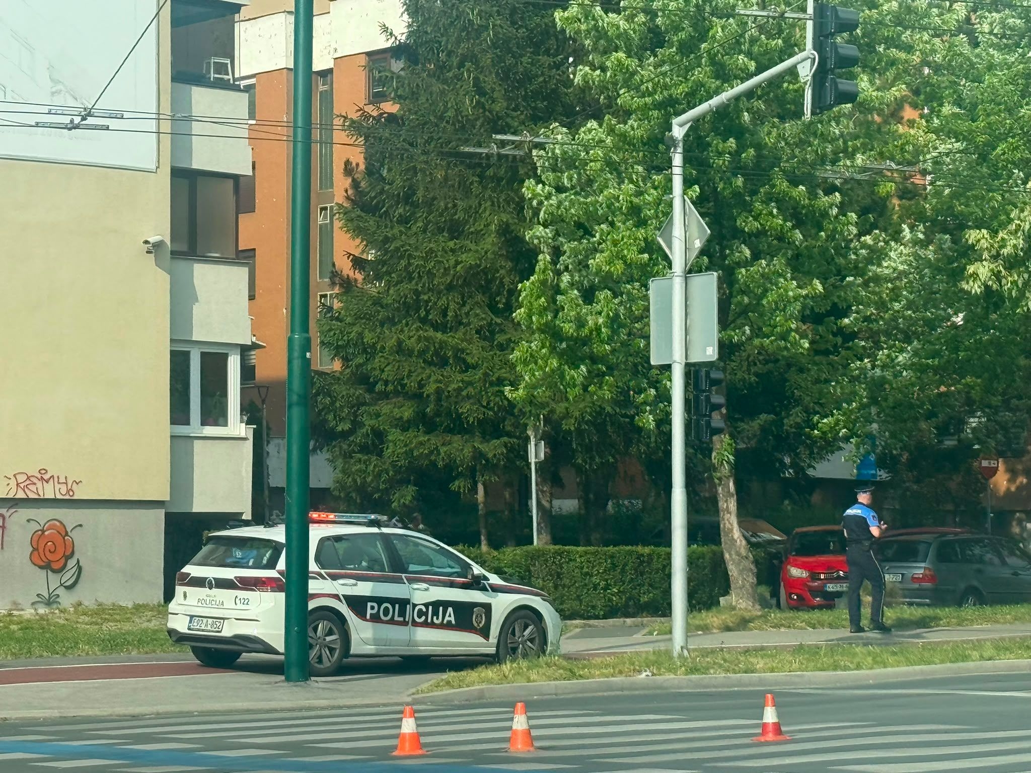 Nesreća na Dobrinji: Sudarili se automobil i motocikl, jedna osoba povrijeđena