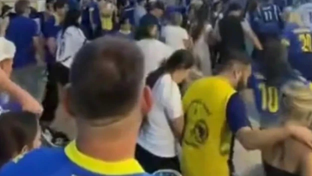 Navijači BiH zaigrali kolo ispred stadiona (VIDEO)