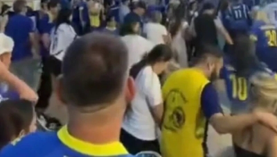 Navijači BiH zaigrali kolo ispred stadiona (VIDEO)