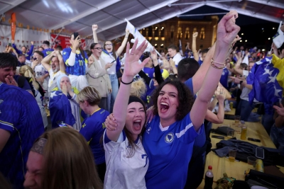 FOTO: Ovako Sarajevo navija! Gol Zmajeva bacio publiku u trans!