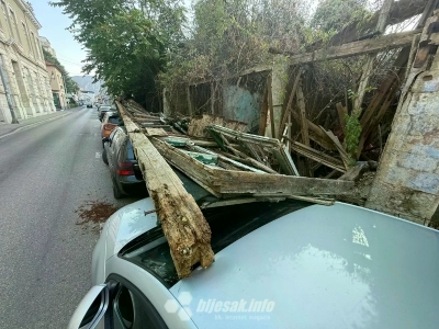 Mostar: Ruševina Alajbegovića kuće pala po automobilima