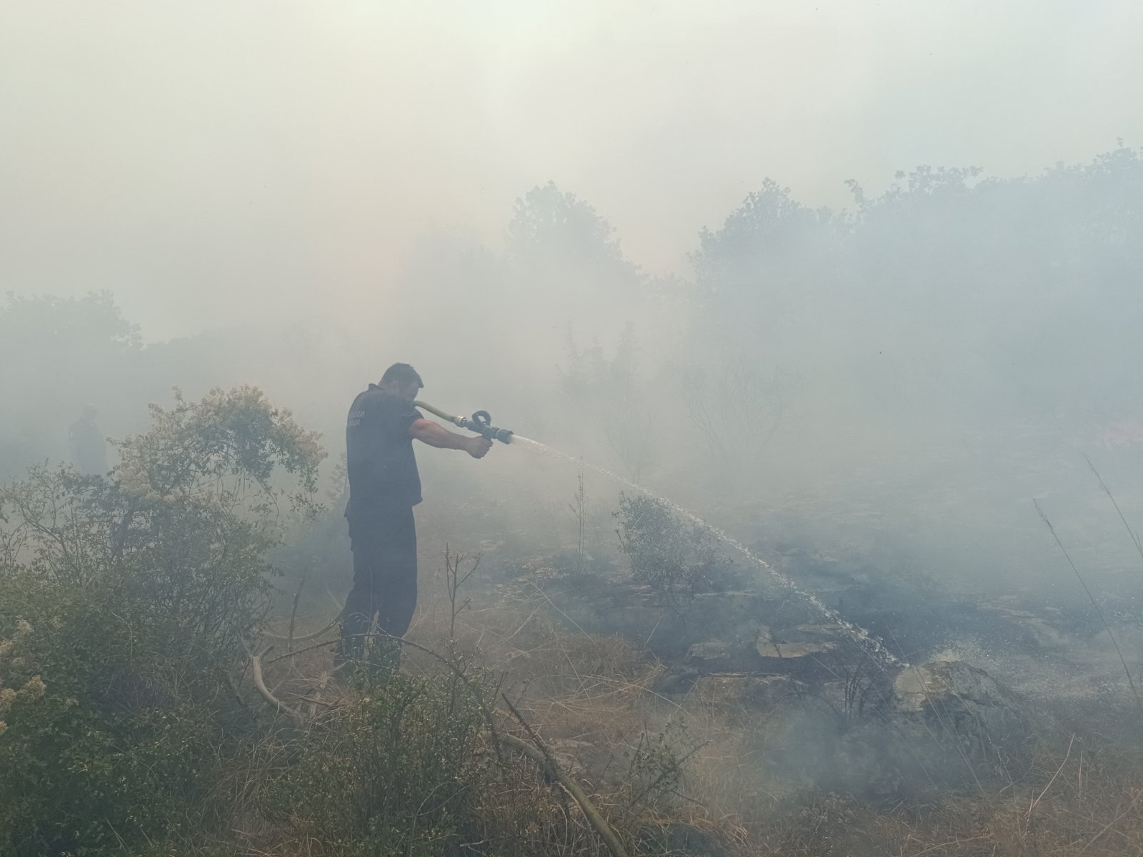 (VIDEO) VATRENA STIHIJA KOD TREBINJA Helikopter uključen u gašenje požara