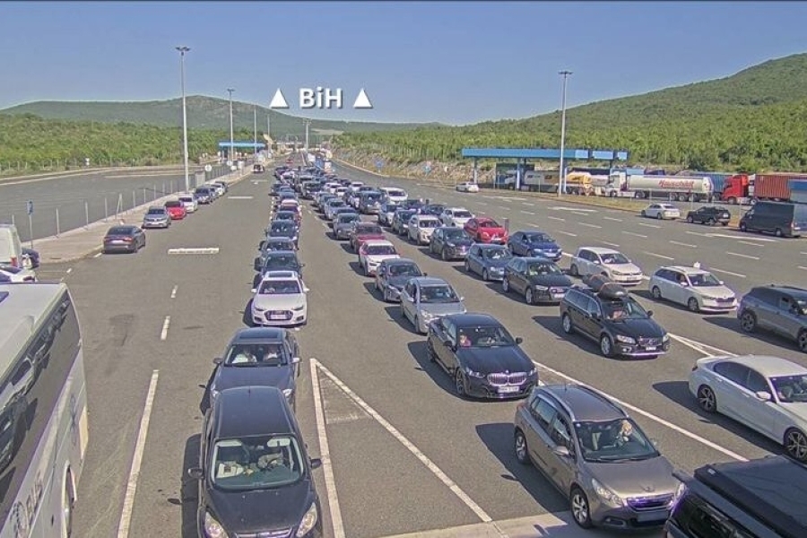 TOTALNI KOLAPS NA MAGISTRALI PREMA JUGU: Vozači potpuno zarobljeni u nepreglednim kolonama, za samo nekoliko kilometara trebaju sate