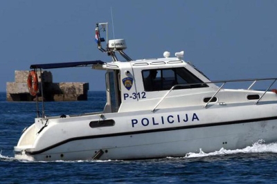 VIDEO Snimka s Pašmana šokirala javnost: Policajac bacio psa s broda u more, o svemu se oglasila policija