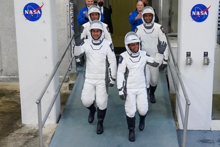 SpaceX lansirao novu posadu: Jedan astronaut će u orbiti postati otac