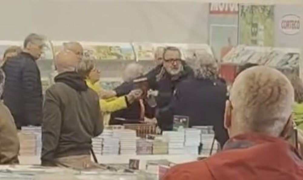 Tuča na Sajmu knjiga u BiH: Sijevale pesnice, posjetioci smirivali tenzije VIDEO