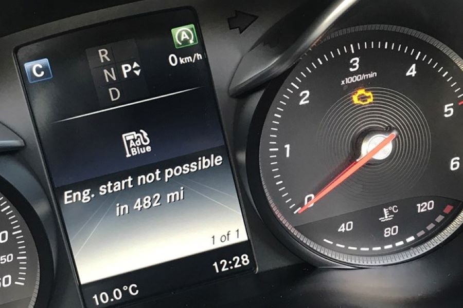 KAD SE UKLJUČI NASTAJE PANIKA: Mnogi ne znaju šta označava ova lampica, evo šta treba odmah uraditi...
