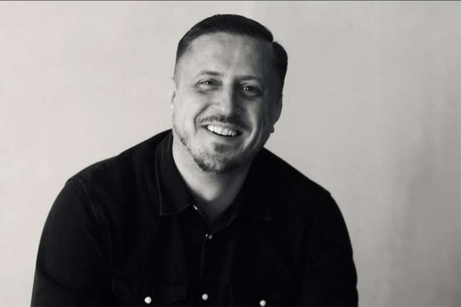 DRUŠTVENE MREŽE 'EKSPLODIRALE': Bh. glumac uzeo mikrofon u ruke i putnicima počeo dijeliti uputstva...