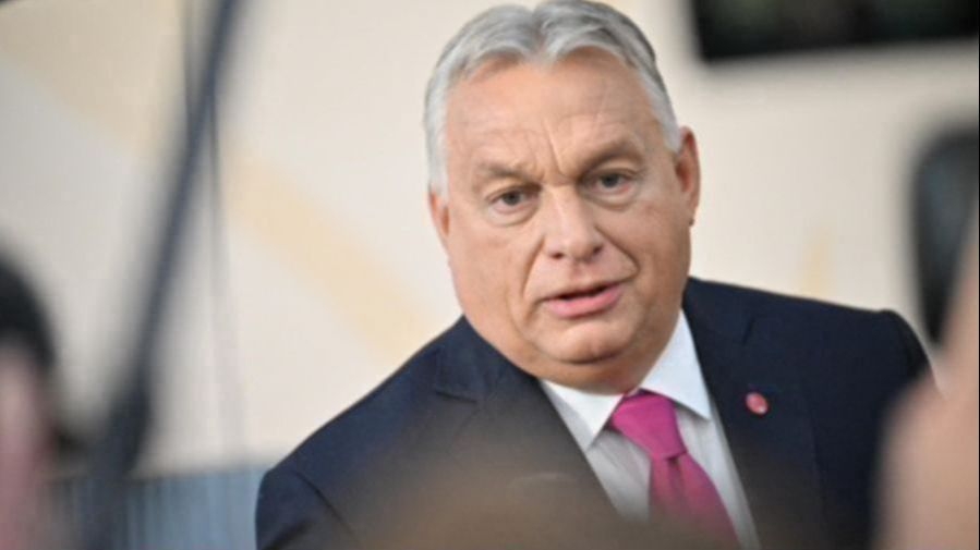 Video / Orban snimljen na ljetovanju: U kupaćim gaćicama pozdravljao s jedrilice