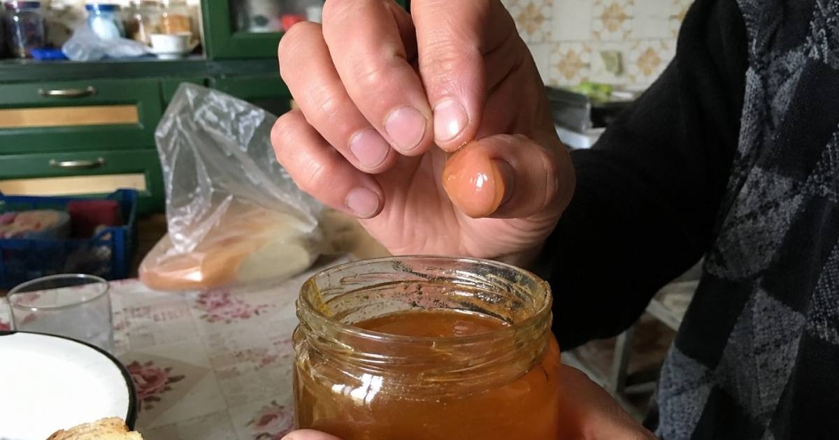 Kako prepoznati pravi med? Pčelar otkrio jednostavan trik s prstima
