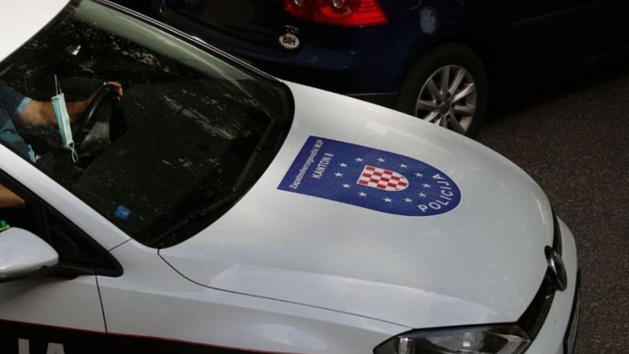 Užas u Hercegovini: Nepoznata osoba pucala na porodičnu kuću i automobile