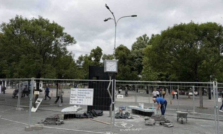 Krivi sat ponovo uspravljen: Još traju radovi oko banjalučkog simbola (Foto)