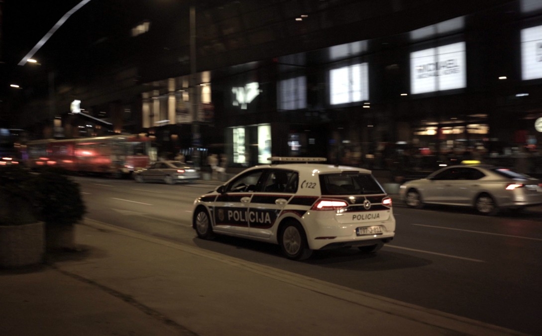 Teška nesreća tokom slavlja u Sarajevu: 21-godišnjak pao s krova auta, vozač bio pijan i bez vozčke