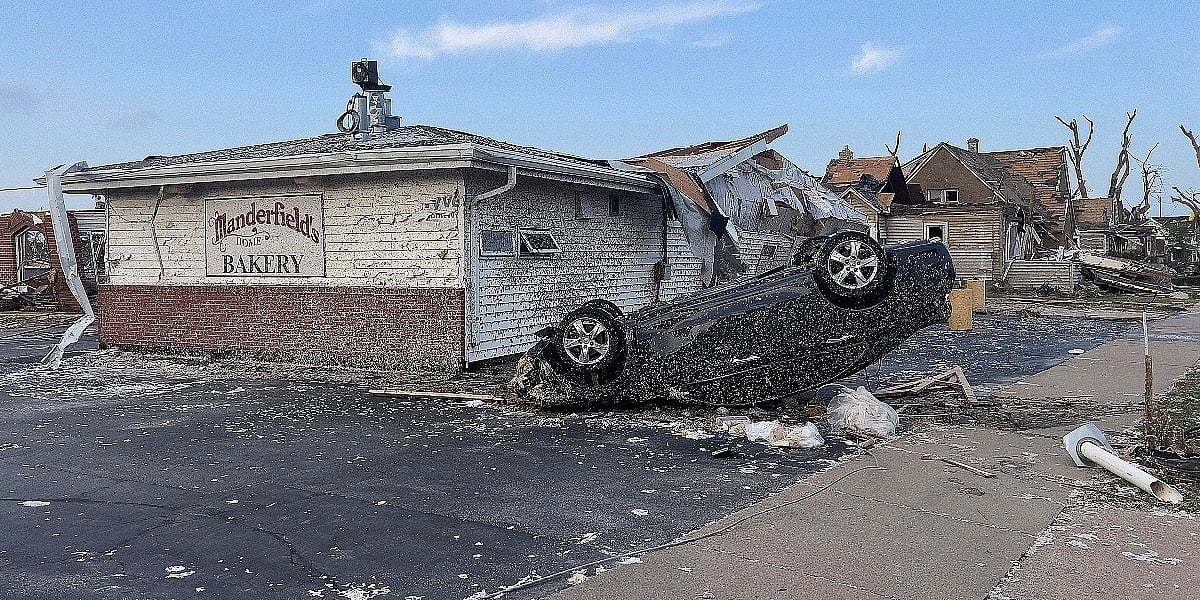 Pogledajte kako je tornado poharao Wisconsin: Snimci iz zraka otkrivaju uništenu infrastrukturu i prevrnute aute