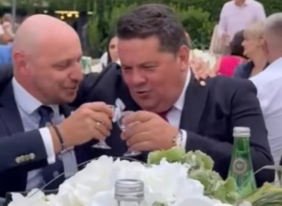 (VIDEO) SVADBENO VESELJE U JEKU Nenad Stevandić i Milan Petković zagrljeni pjevaju i nazdravljaju