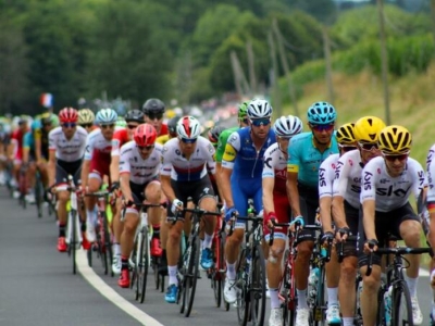 HITNE SLUŽBE NA NOGAMA: Zbog požara došlo do velike promjene na Tour de Franceu