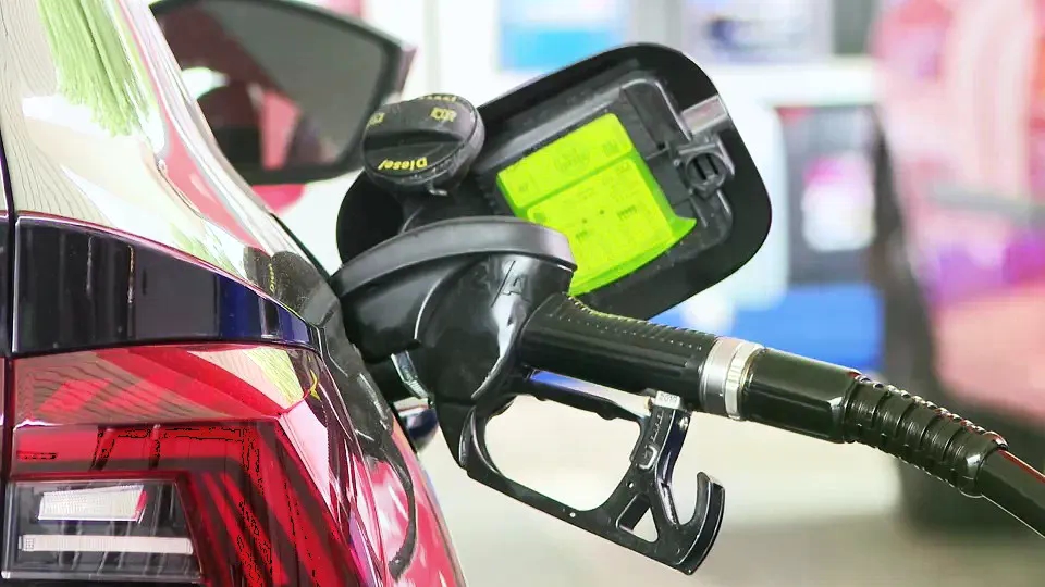 Natočili gorivo pa im se automobili počeli raspadati: Evo šta su pronašli u spremnicima