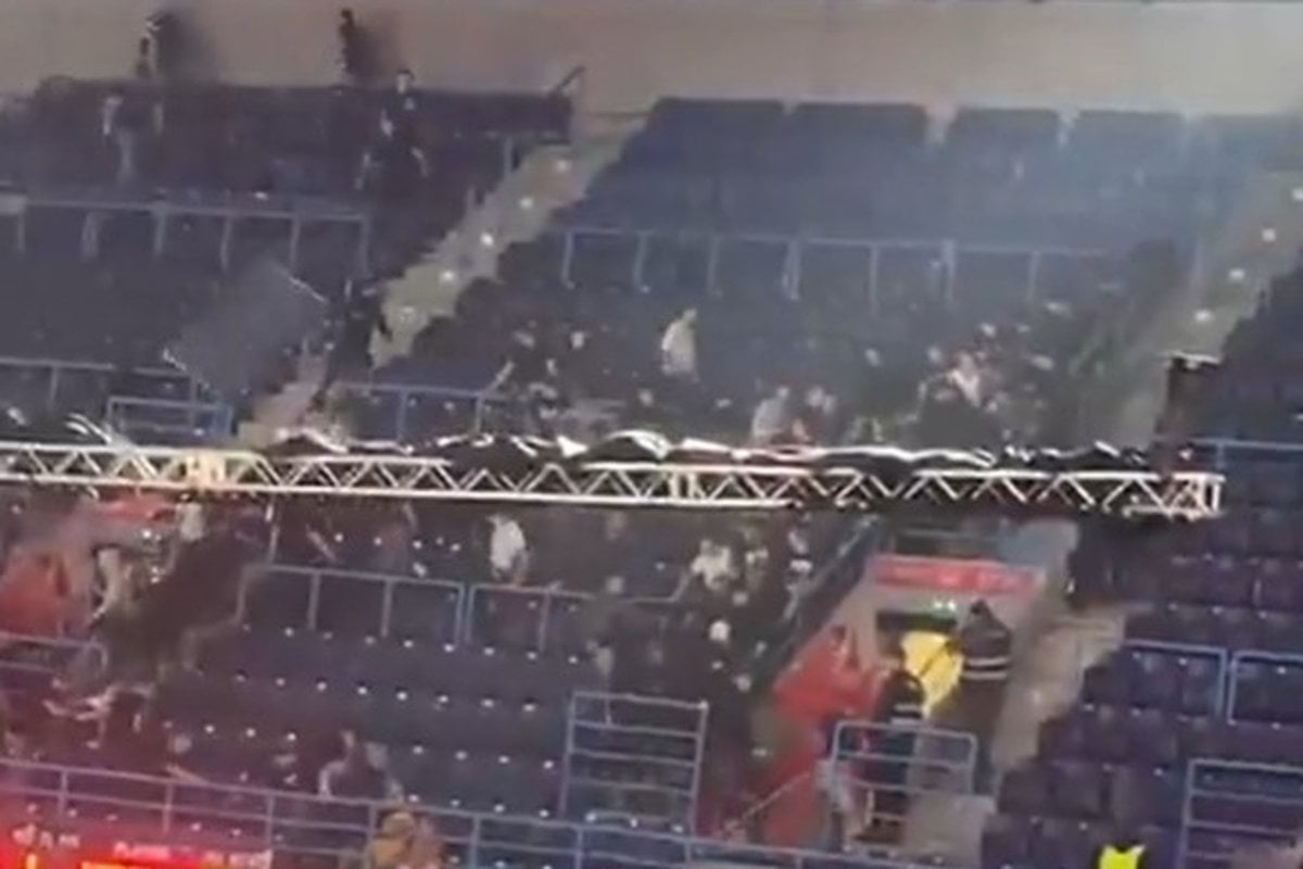 Snimci haosa dolaze iz Beograda: Žestok obračun na tribinama, Delije bježe jedan preko drugog