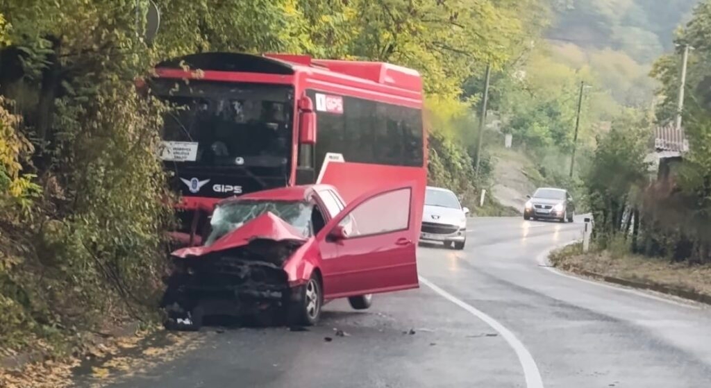Sudar autobusa i automobila, saobraćaj otežan