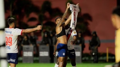 Video / Postigao gol, skinuo dres i izazvao haos: "Fudbal postaje pomalo dosadan"