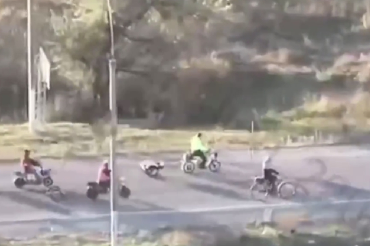 VIDEO Uznemirujući prizori iz „pakla na zemlji”: Izgladnjeli ljudi biciklima bježe kroz minska polja