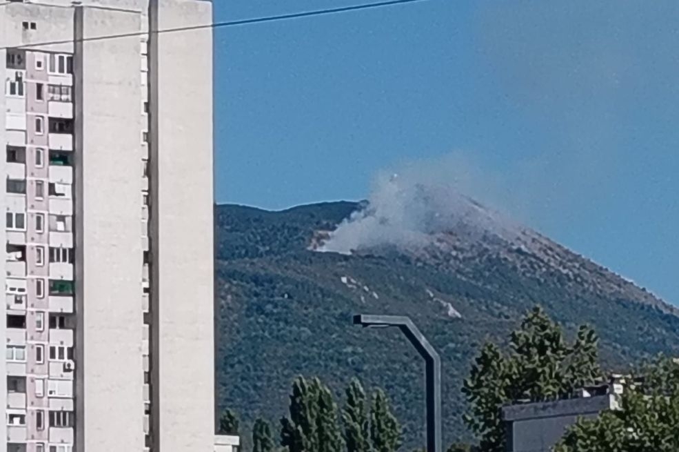 Ugašena dva kraka požara na Trebeviću, s trećim se bore: "Ima dovoljno ljudi, sredstava i vode..."
