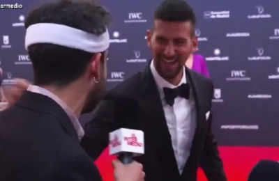 (FOTO) Legenda do legende: Đoković na najskupljoj slici u karijeri