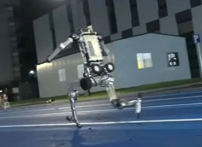 Kineski humanoidni robot trčao brže od Juseina Bolta (VIDEO)